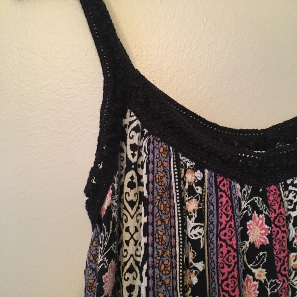 Crochet patterned tank - Picture 2 of 3